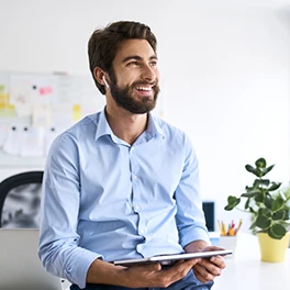 homme heureux des services proposés par evel immobilier